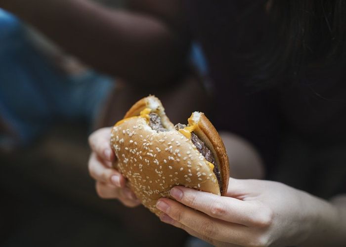 ลอนดอนสั่งห้ามโฆษณาอาหารขยะตามระบบขนส่ง หวังลดโรคอ้วนในวัยรุ่น