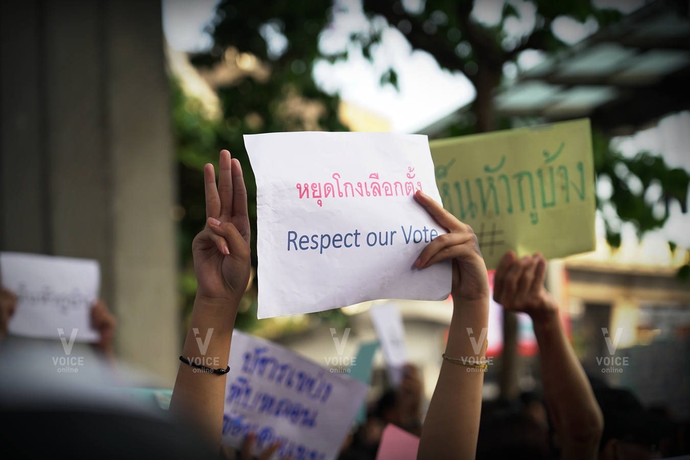 ล่ารายชื่อถอดถอน กกต. อนุสาวรีย์ชัยฯ