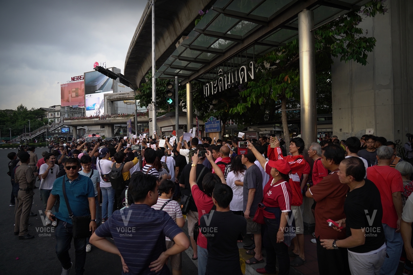 ล่ารายชื่อถอดถอน กกต. อนุสาวรีย์ชัยฯ