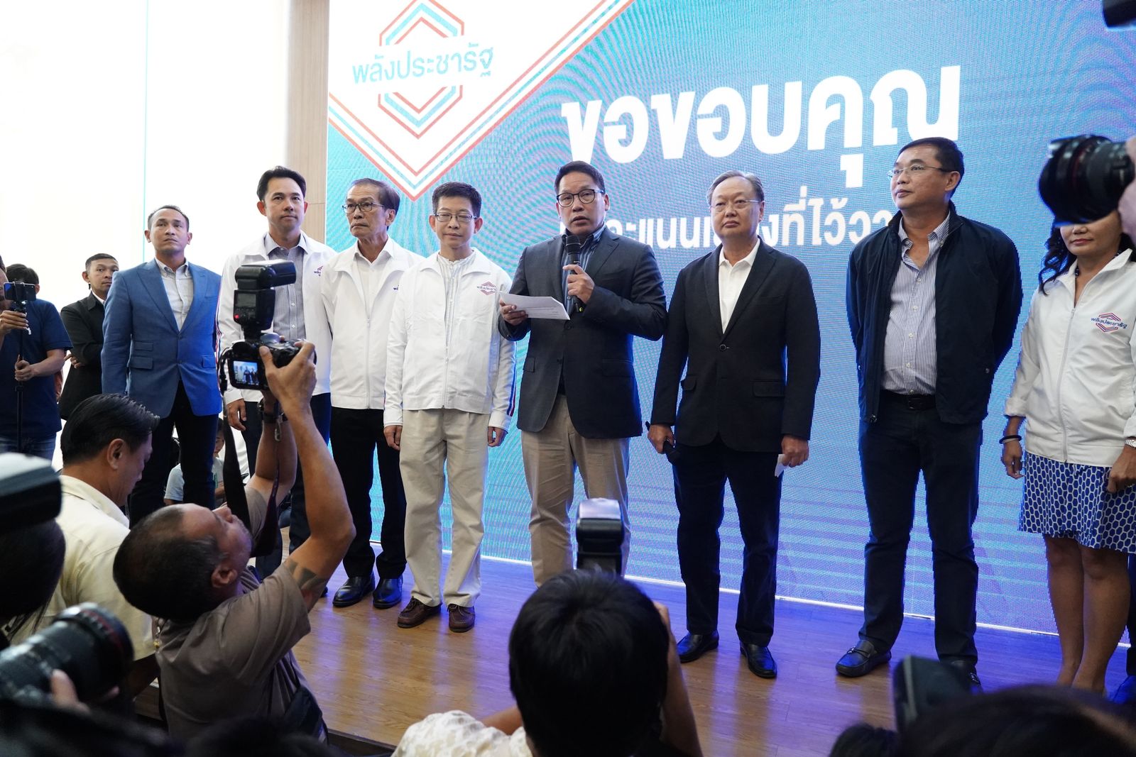 พลังประชารัฐ พปชร.แถลงข่าวพร้อมตั้งรัฐบาล อ้างได้คะแนนป๊อปปูลาร์โหวตเยอะสุด