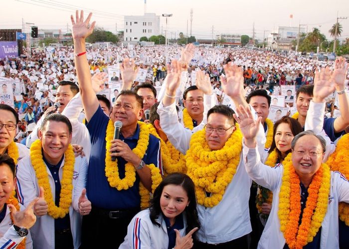 พปชร. ปราศรัยโคราชคึก ลั่นสืบทอดความสงบ -  'ประยุทธ์' ส่งกลอนขอคะแนนเสียง