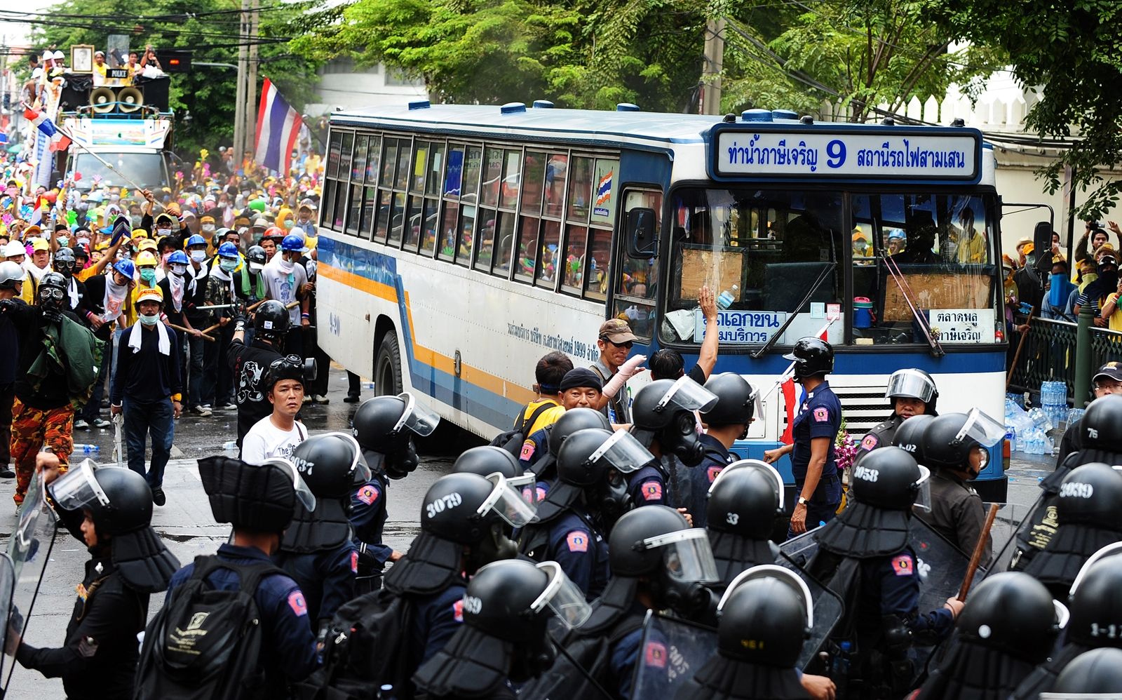 AFP-กลุ่มพันธมิตรประชาชนเพื่อประชาธิปไตยประท้วงรัฐบาลสมชาย วงศ์สวัสดิ์ วันที่ 7 ต.ค.2551.jpg