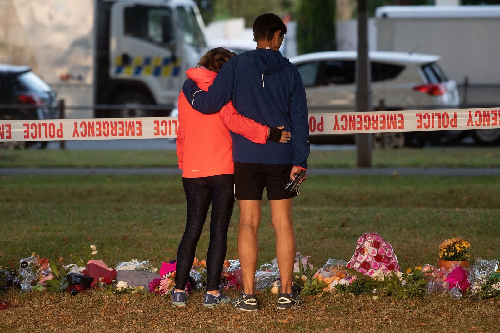 AFP-ชาวนิวซีแลนด์ไว้อาลัยในที่เกิดเหตุกราดยิงมัสยิดในเมืองไครสต์เชิร์ช.jpg