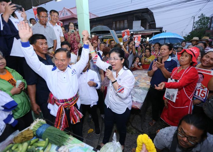 'สุดารัตน์ - ชัชชาติ' ลุยโคราช - ชัยภูมิ ชูหวยบำเหน็จ - ปลุกจับปากกาฝังเผด็จการ