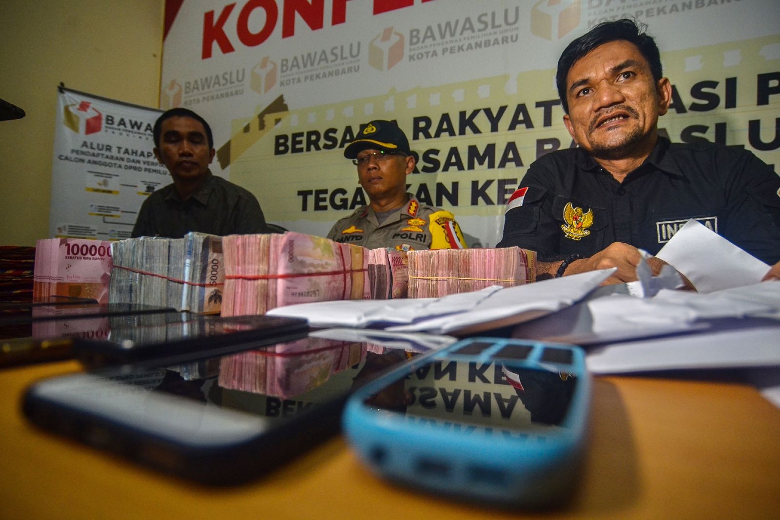 AFP-กกต.อินโดนีเซียแถลงข่าวยึดเงินที่เชื่อว่าจะนำไปใช้ซื้อเสียงในการเลือกตั้งใหญ่ 17 เม.ย.2562.jpg