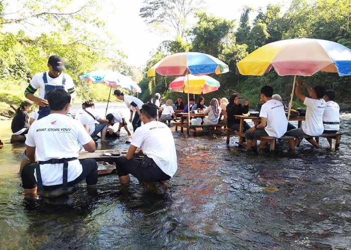 นักท่องเที่ยวไทย - มาเลเซีย หนีร้อนนั่งกิน 'ก๋วยจั๊บแช่ขา' ที่เบตง