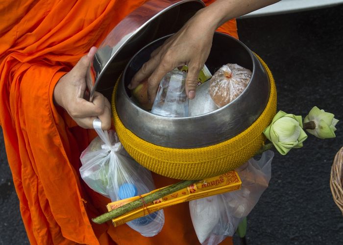 แนะตักบาตรด้วยอาหารสุขภาพ เพื่อพระสงฆ์มีสุขภาพดี