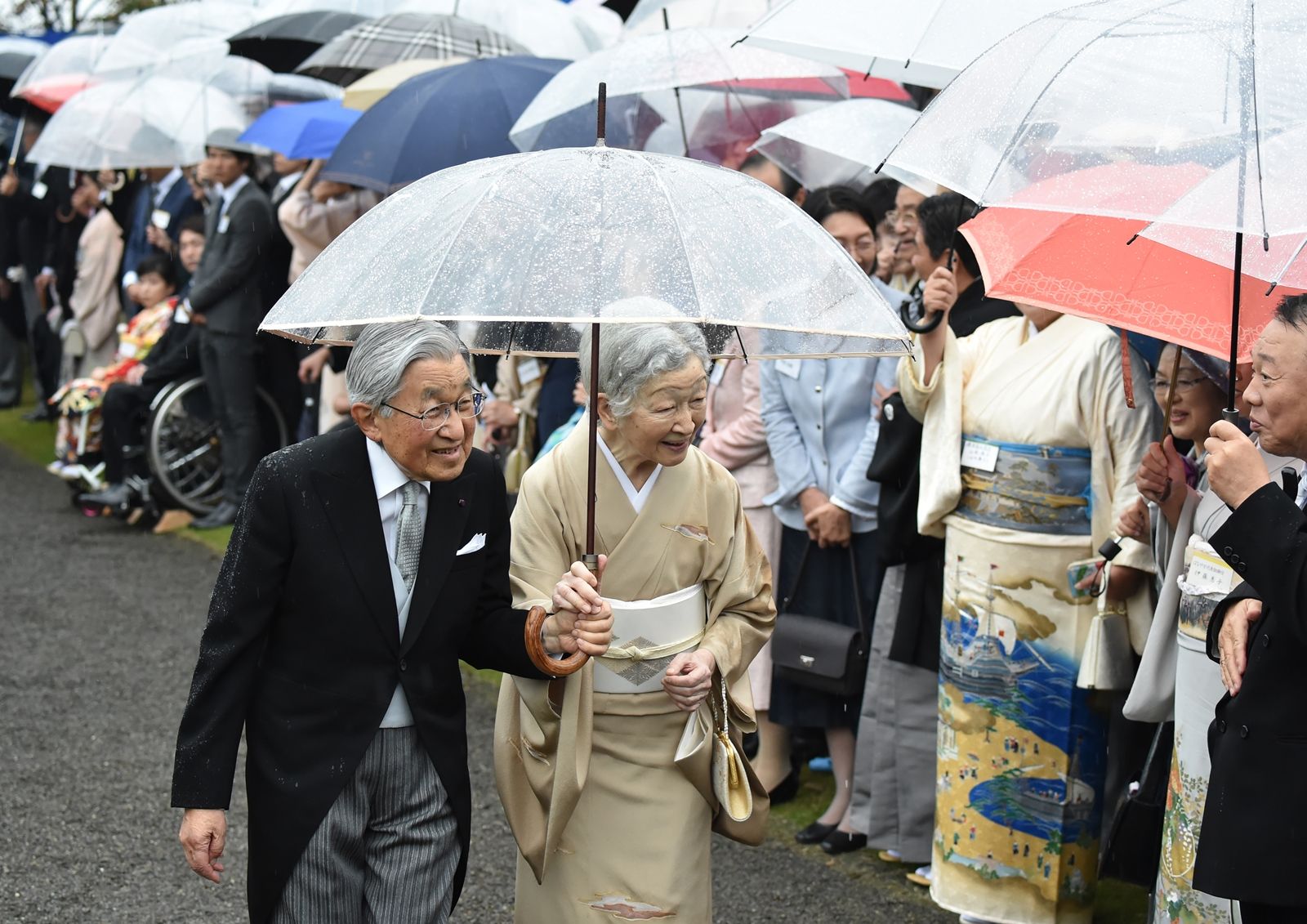 AFP-ราชวงศ์ญี่ปุ่น-จักรพรรดิอะกิฮิโตะ-จักรพรรดินีมิชิโกะกางร่มทักทายประชาชน.jpg