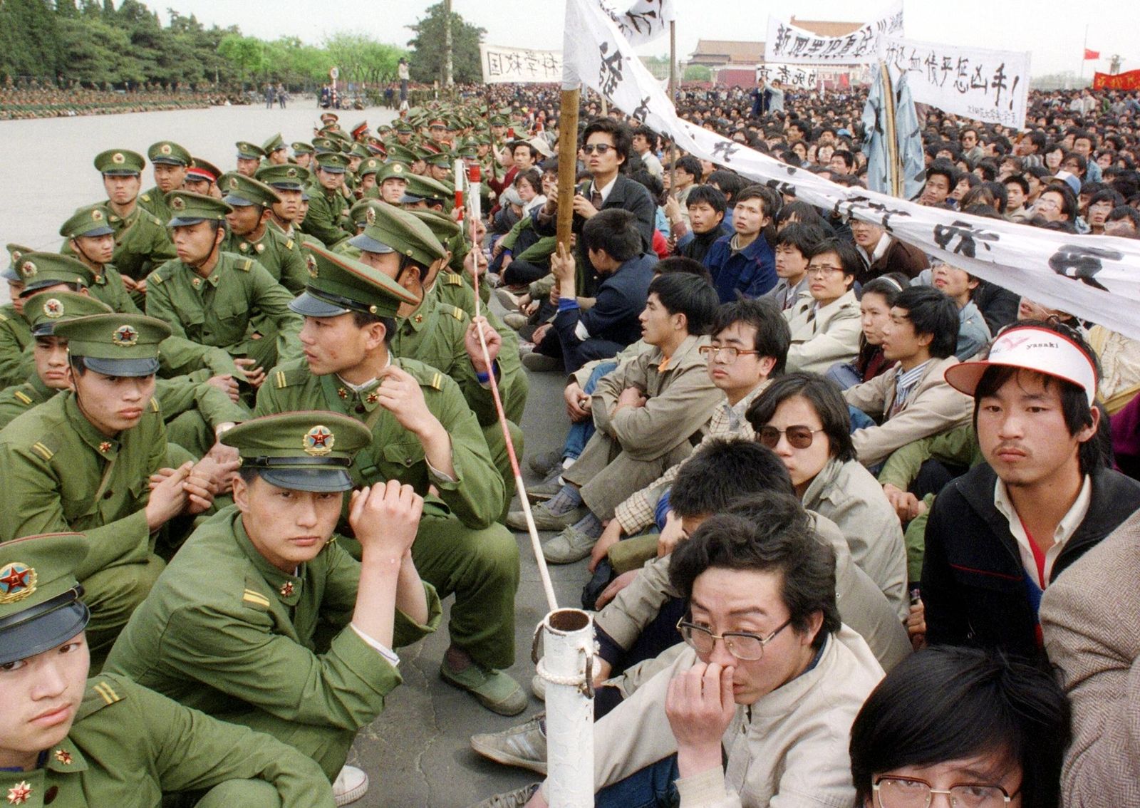 AFP-การชุมนุมจัตุรัสเทียนอันเหมินเรียกร้องประชาธิปไตยในจีน 1989-ผู้ชุมนุมเผชิญหน้ากับตำรวจ.jpg