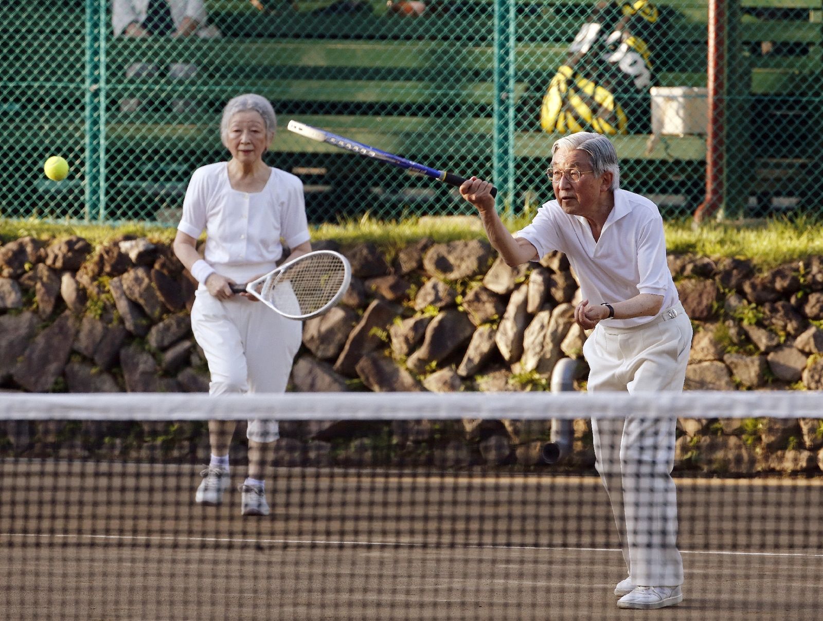 AFP-ราชวงศ์ญี่ปุ่น-จักรพรรดิอะกิฮิโตะ-จักรพรรดินีมิชิโกะทรงเล่นเทนนิส.jpg