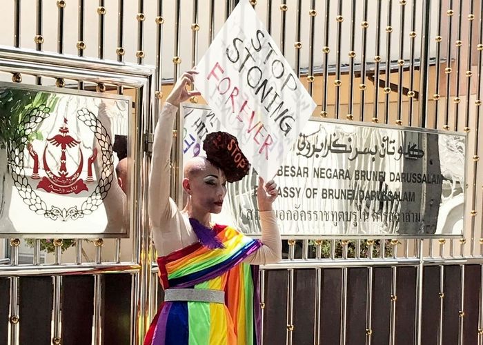 LGBT ไทยประท้วงหน้าสถานทูตบรูไน ค้านกฎหมายปาหินเกย์