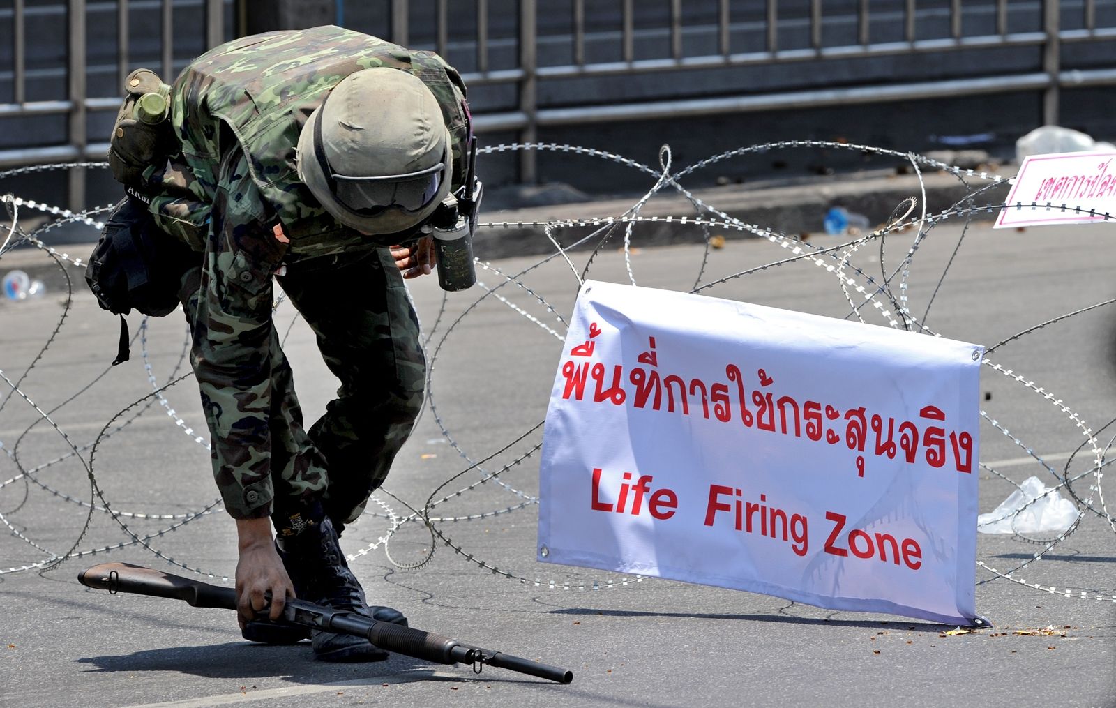 AFP-พื้นที่ใช้กระสุนจริง-life firing zone-สลายชุมนุมเสื้อแดง พ.ค.2553.jpg