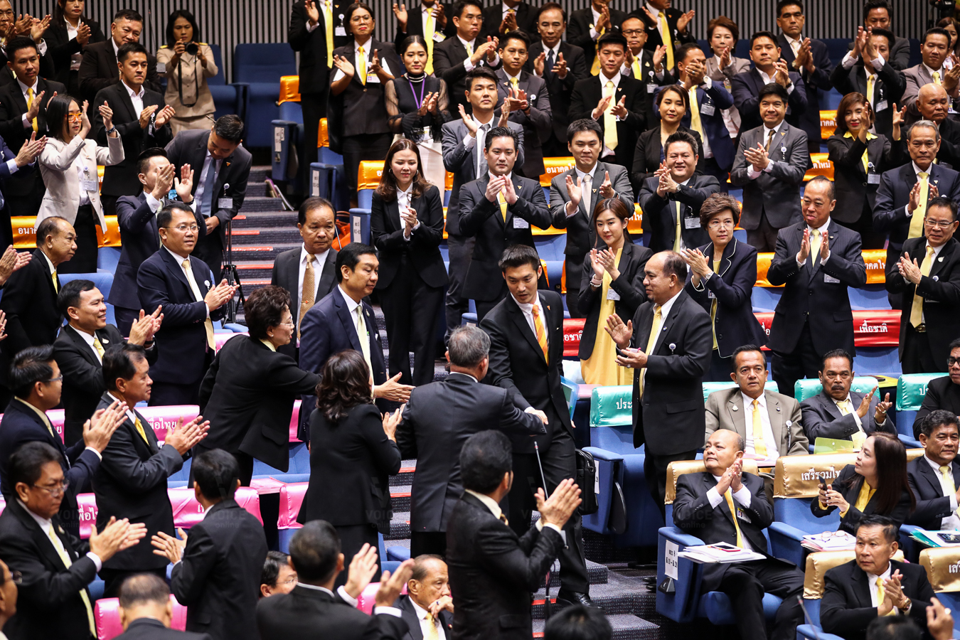 ธนาธร-ประชุมสภา-ยุติการปฏิบัติหน้าที่ ส.ส.-จับมือ-เฉลิม