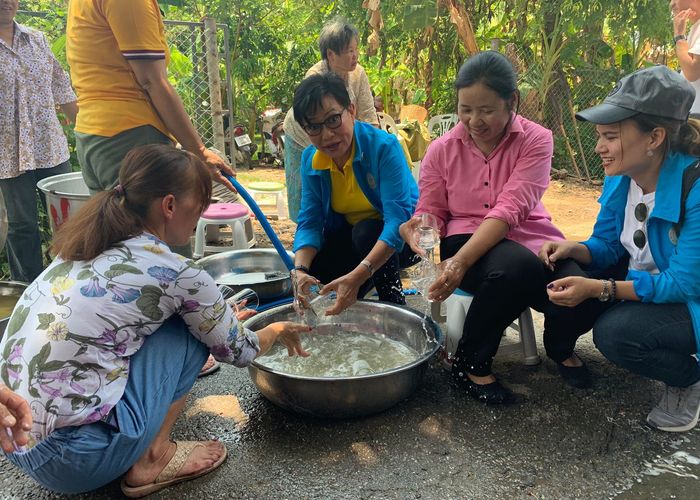 ปชป. หาเสียงเชียงใหม่ 'คุณหญิงกัลยา' ร่วมทำบุญวันวิสาขบูชาและช่วยวัดล้างจาน