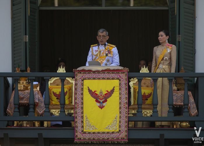 ในหลวง-พระราชินี เสด็จออกสีหบัญชร 'ขอบใจคำอวยพร - ขอให้ทุกท่านมีความผาสุขสวัสดี'