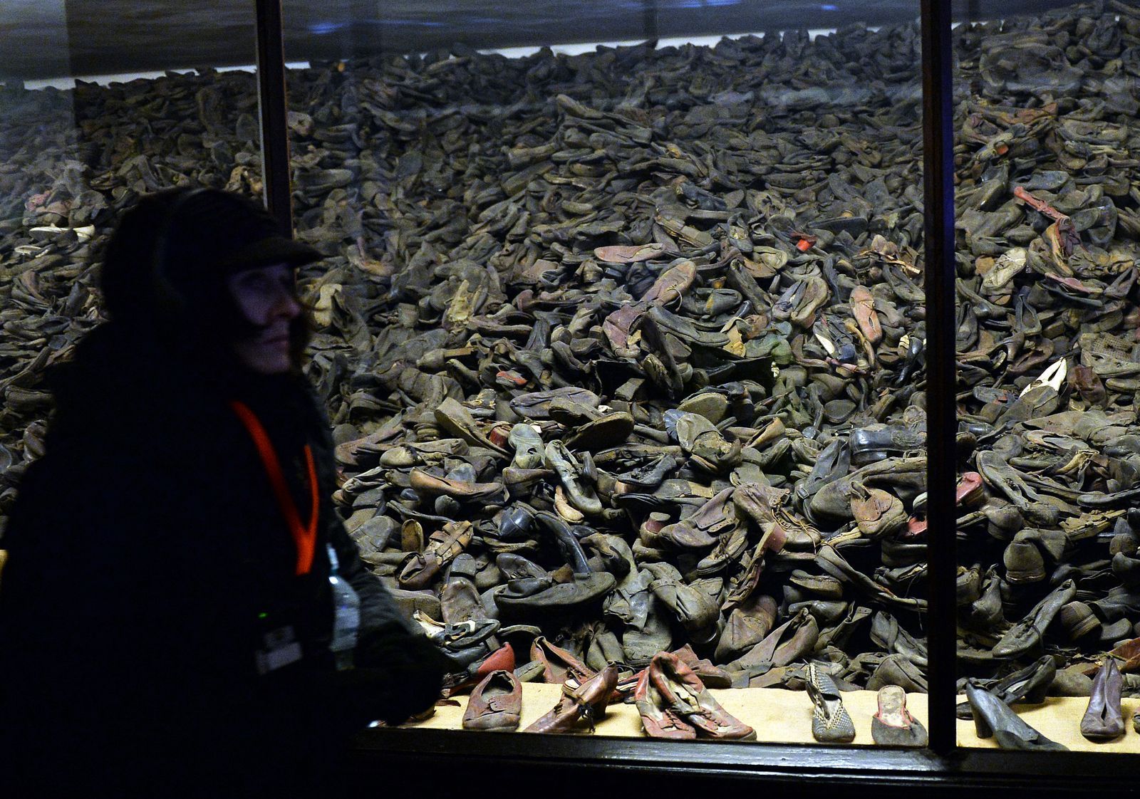 รองเท้าของชาวยิวที่ถูกสังหารโดยกองทัพนาซีในค่ายเอาชวิตซ์.jpg