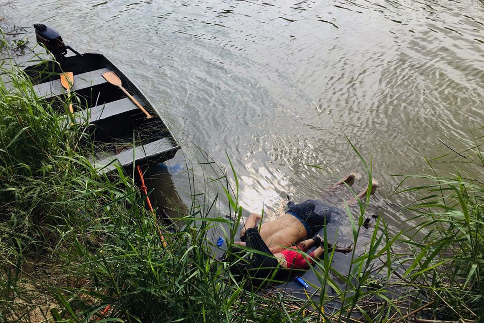 AFP-ศพพ่อลูกผู้อพยพเสียชีวิตในแม่น้ำสหรัฐฯ-1.jpg