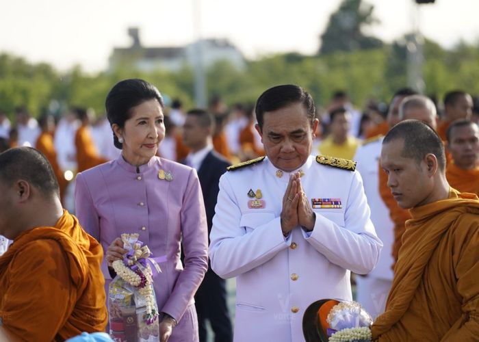 นายกฯ ทำบุญตักบาตร วันเฉลิมพระชนมพรรษา สมเด็จพระนางเจ้าฯ พระบรมราชินี