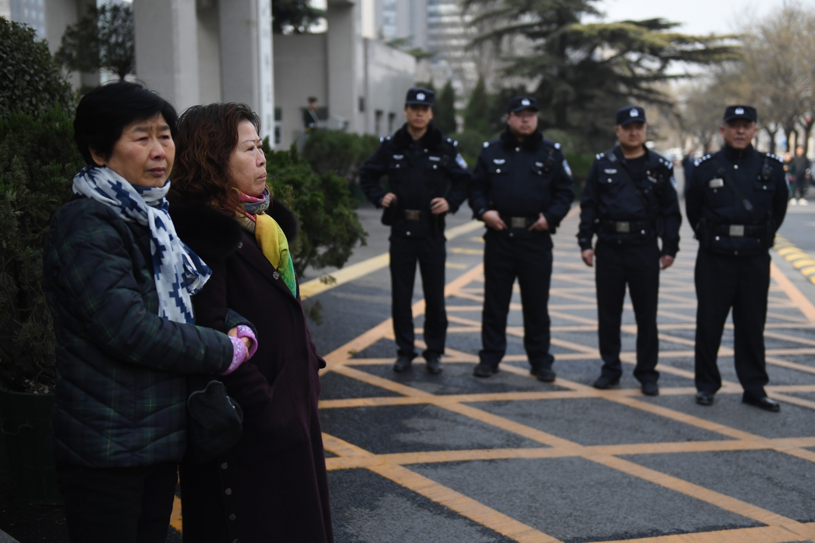 AFP-ชาวจีนที่เป็นญาติผู้โดยสารเที่ยวบิน MH370 รวมตัวหน้าสถานทูตมาเลเซียในกรุงปักกิ่งเมื่อ 8 มี.ค.2019 เนื่องในวันครบ 5 ปีเครื่องบินหาย.jpg