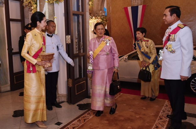 ประยุทธ์  สมเด็จพระกนิษฐาธิราชเจ้า กรมสมเด็จพระเทพรัตนราชสุดาฯ สยามบรมราชกุมารี สันนิบาต -4A83-4961-AB03-E31FC32458C7.jpeg