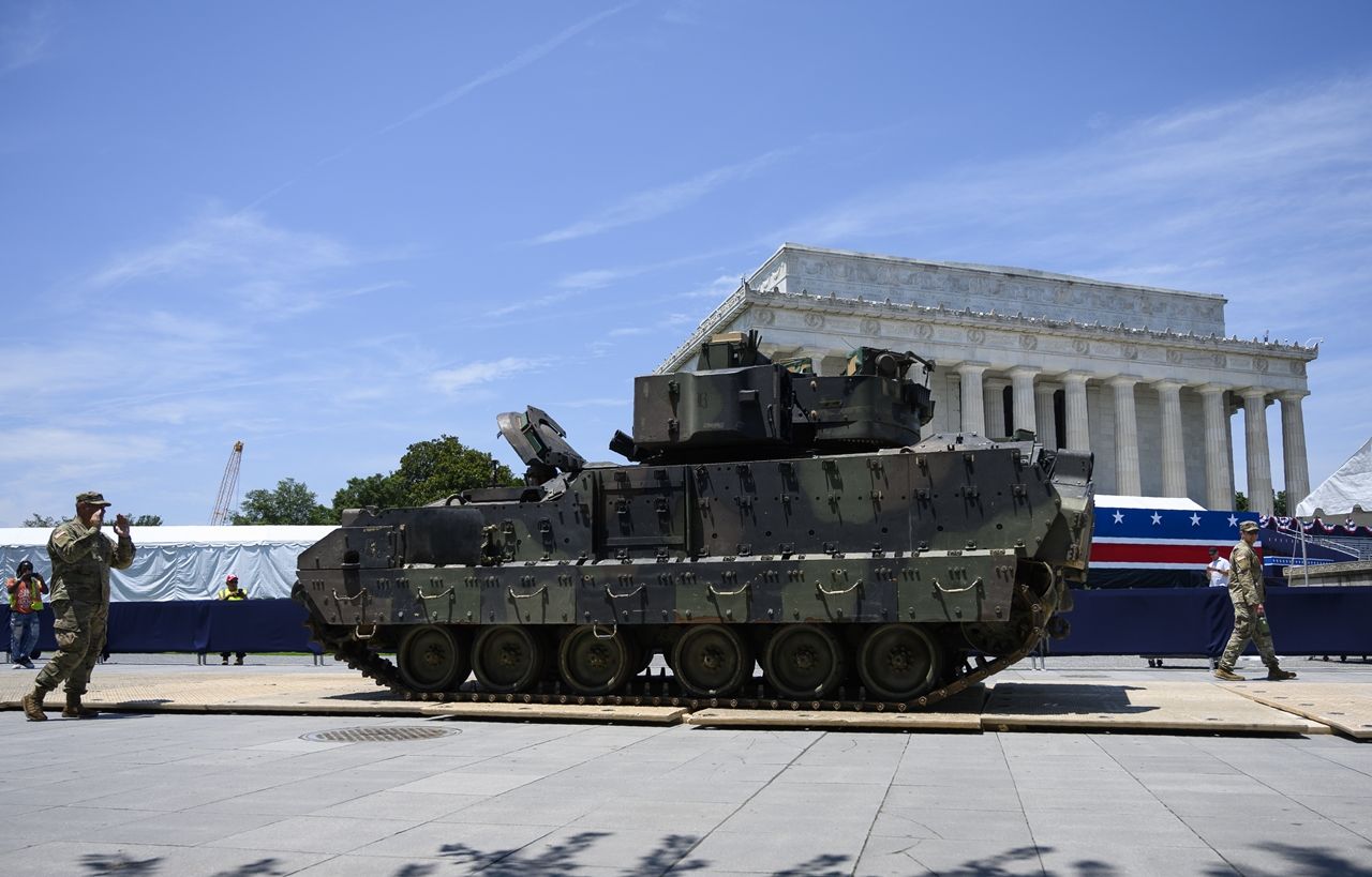 AFP-ยานเกราะอเมริกัน Bradley Fighting Vehicle วันชาติสหรัฐฯ.jpg