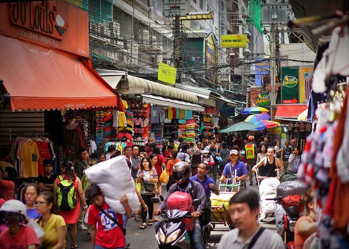 'สแตนชาร์ด' เตือนรัฐบาลรอบคอบดันนโยบายเพิ่มค่าแรง-ลดภาษี