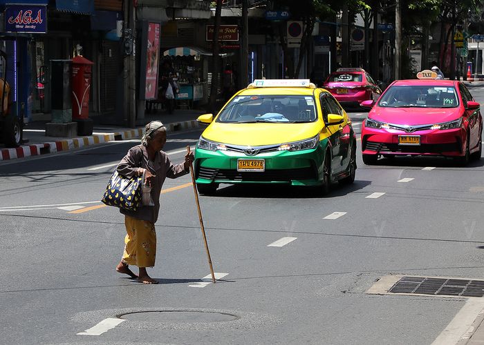 รัฐบาลเดินหน้ารับมือสังคมสูงวัย หนุนโครงการ “เดินดีไปด้วยกัน” ลดเสี่ยงกระดูกหักในผู้สูงอายุ