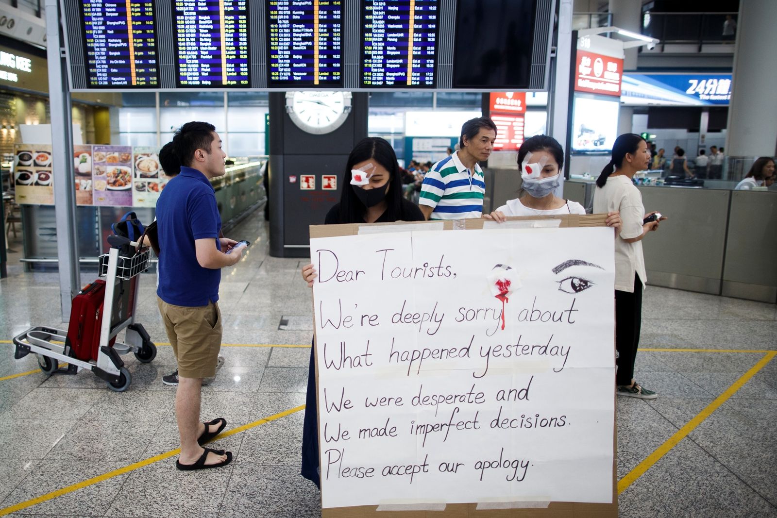 Reuters-ผู้ประท้วงฮ่องกงยึดสนามบินขอโทษนักท่องเที่ยว-1.JPG