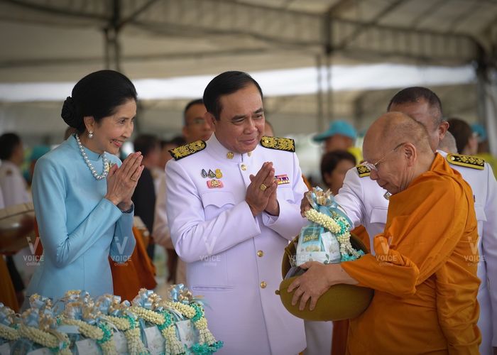 เสียงเชียร์อยู่ยาว 20ปี นายกฯ ตักบาตรวันเฉลิมพระชนมพรรษา