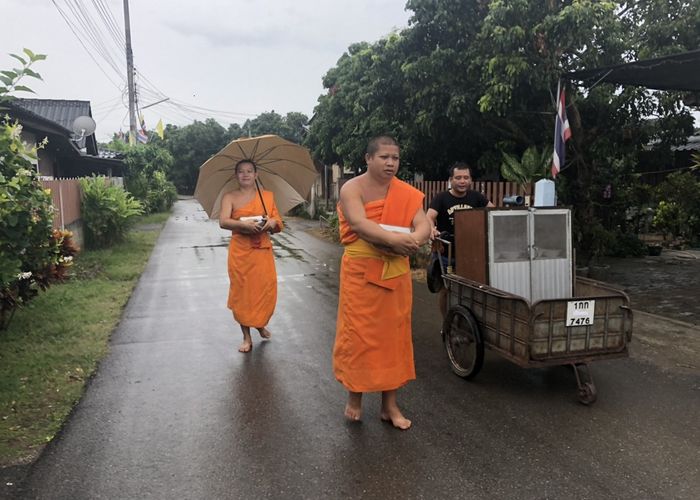 "เราไม่ได้มีหน้าที่แค่สวดมนต์" วิถีพระสงฆ์ป่าบุก เข็นตู้กับข้าวบิณฑบาต