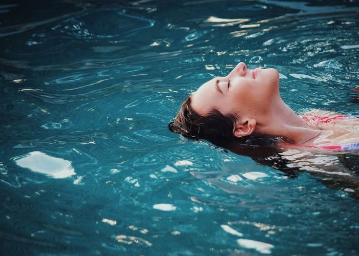 'บาร์เซโลนา' อนุญาตให้ผู้หญิงเปลือยอกลงสระว่ายน้ำสาธารณะได้