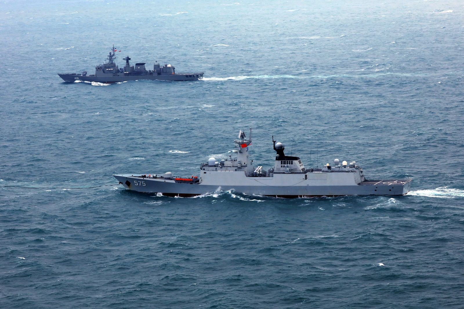 Reuters-เรือรบหลวงนเรศวรร่วมฝึกซ้อมรบทางทะเล (ซ้าย) และเรือรบเยว่หยางของจีน (ขวา) ฝึกซ้อมรบทางทะเลที่ชานเว่ย กวางตุ้ง พ.ค.2562.JPG