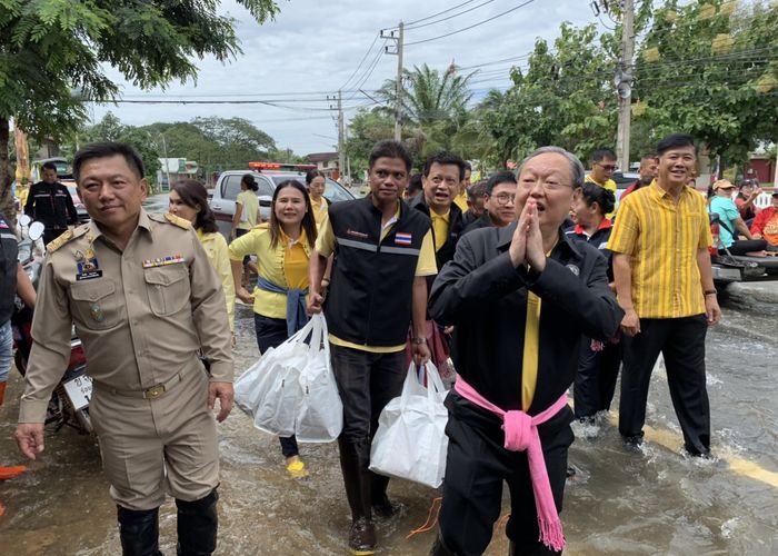 'สนธิรัตน์' ลงพื้นที่ช่วยน้ำท่วมร้อยเอ็ด ลั่นหลังน้ำลดชาวบ้านต้องมีกินมีใช้