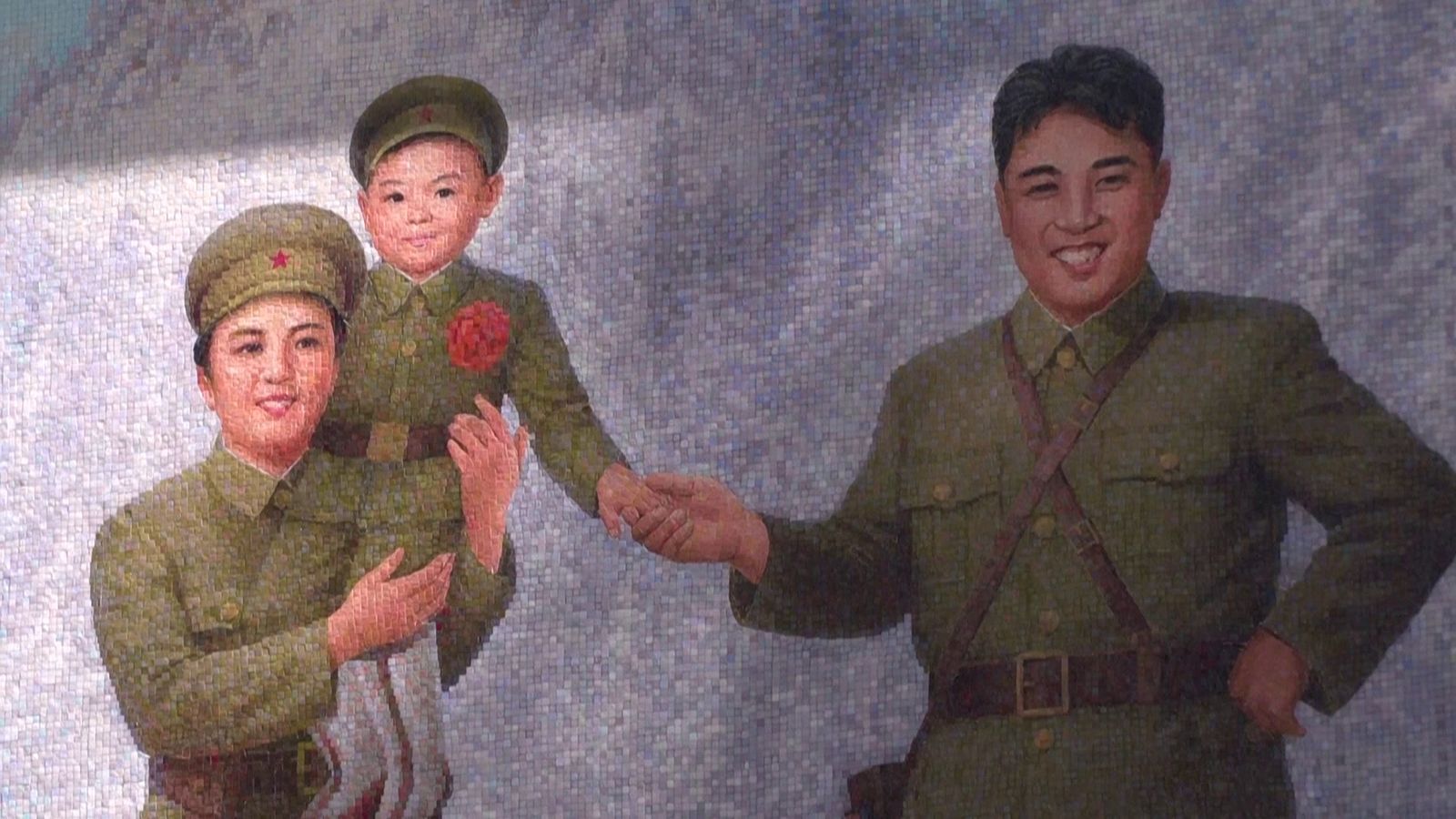 AFP-ภาพครอบครัวคิมอิลซอง-บิดาแห่งเกาหลีเหนือบนเขาแพ็กดู.jpg