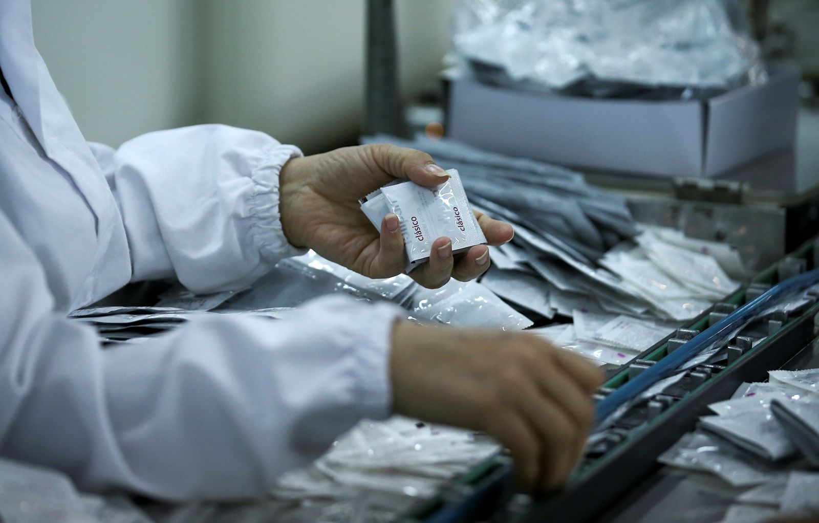 Reuters-โรงงานผลิตถุงยางอนามัย.JPG