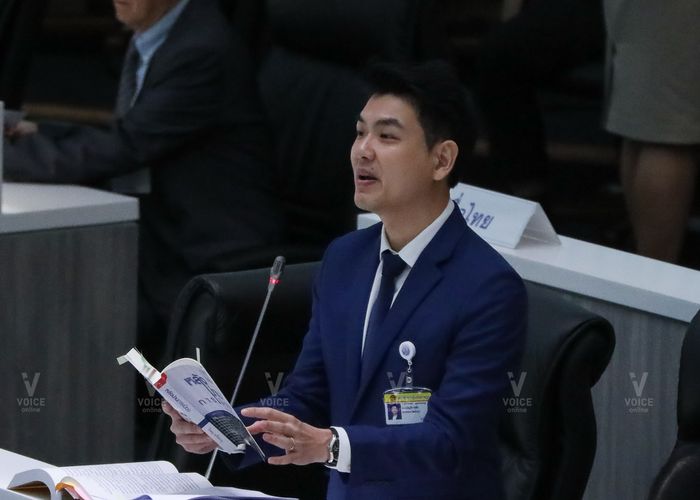 มิตรภาพนอกสภา 'วิษณุ-ปิยบุตร' แลกหนังสือ 'ลงเรือแป๊ะ-การเมืองแห่งความหวัง'