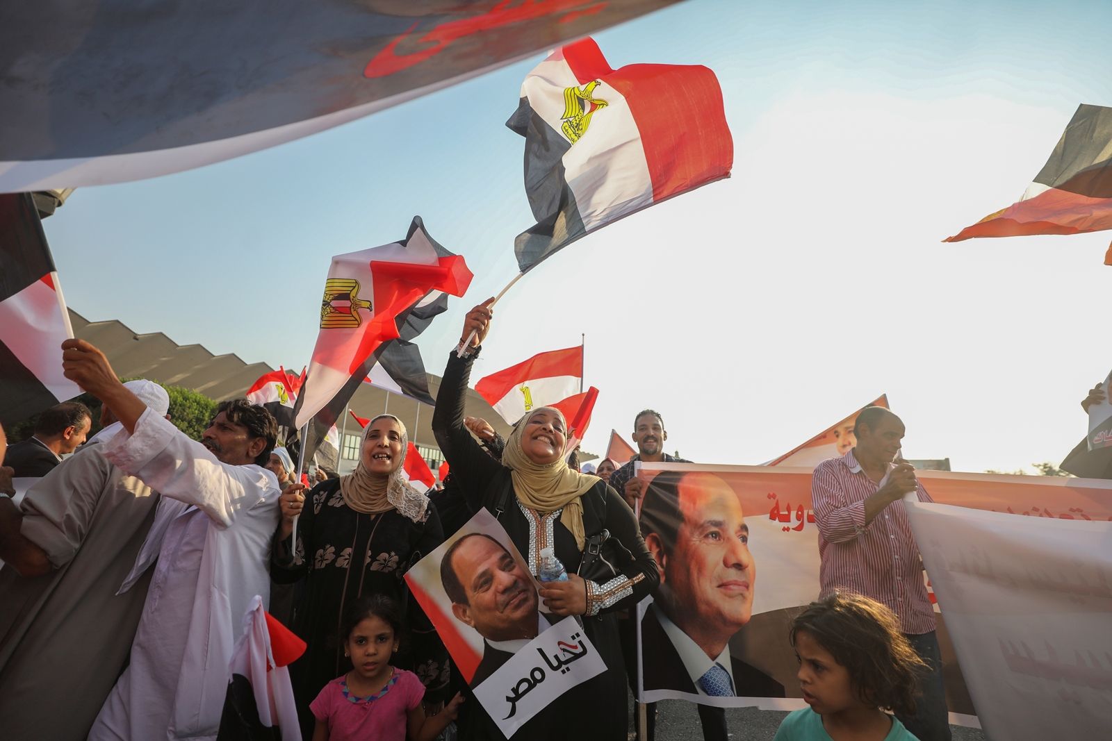 Reuters-กลุ่มหนุนรัฐบาลอียิปต์รวมตัวชูป้ายอ้วยอับเดล ฟัตตาห์ เอล-ซิซีที่กรุงไคโร 27 ก.ย..JPG
