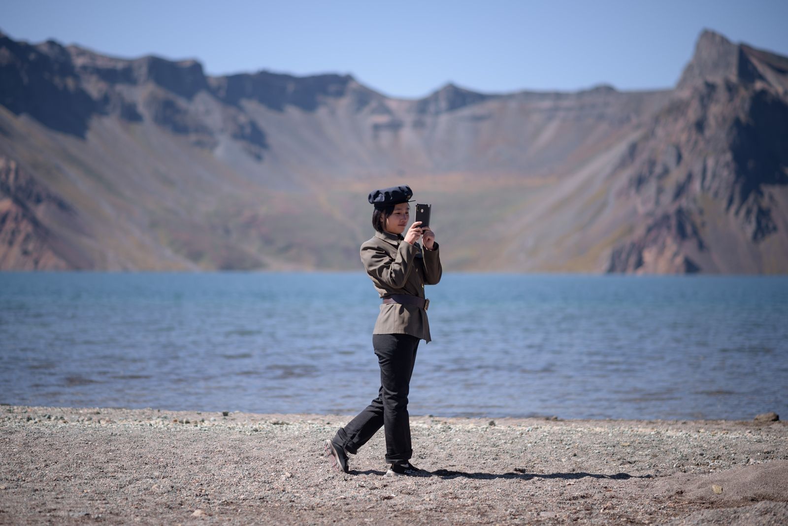 AFP-นักเรียนหญิงถ่ายภาพคู่กับทะเลสาบบนเขาแพ็กดู ภูเขาศักดิ์สิทธิ์เกาหลีเหนือ.jpg