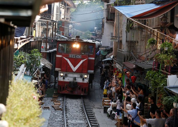 เวียดนามจัดระเบียบชุมชนริมทางรถไฟ-ห้ามนักท่องเที่ยวเข้า เหตุ 'เซลฟี่ไม่ดูทาง'
