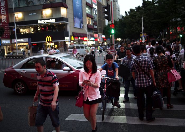 เมืองในจีน ออก ก.ม. โทษปรับคนเล่นมือถือขณะข้ามถนน