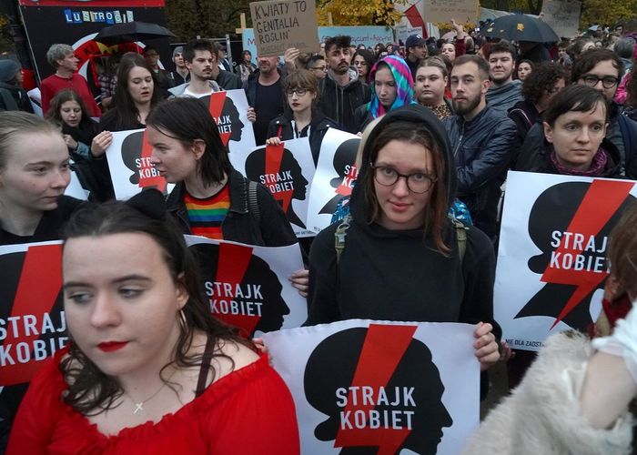 รัฐบาลฝ่ายขวาโปแลนด์ เล็งแบนเพศศึกษา - ประชาชนประท้วงนับพัน