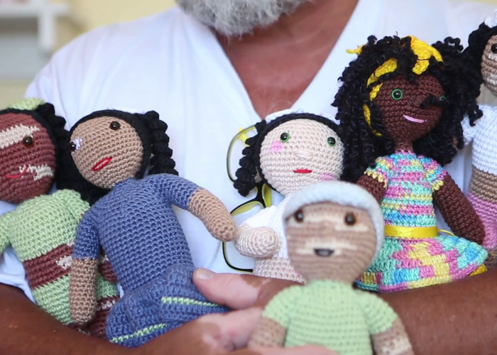 คุณตาชาวบราซิลถัก 'ตุ๊กตาด่างขาว' ให้กำลังใจผู้ป่วย