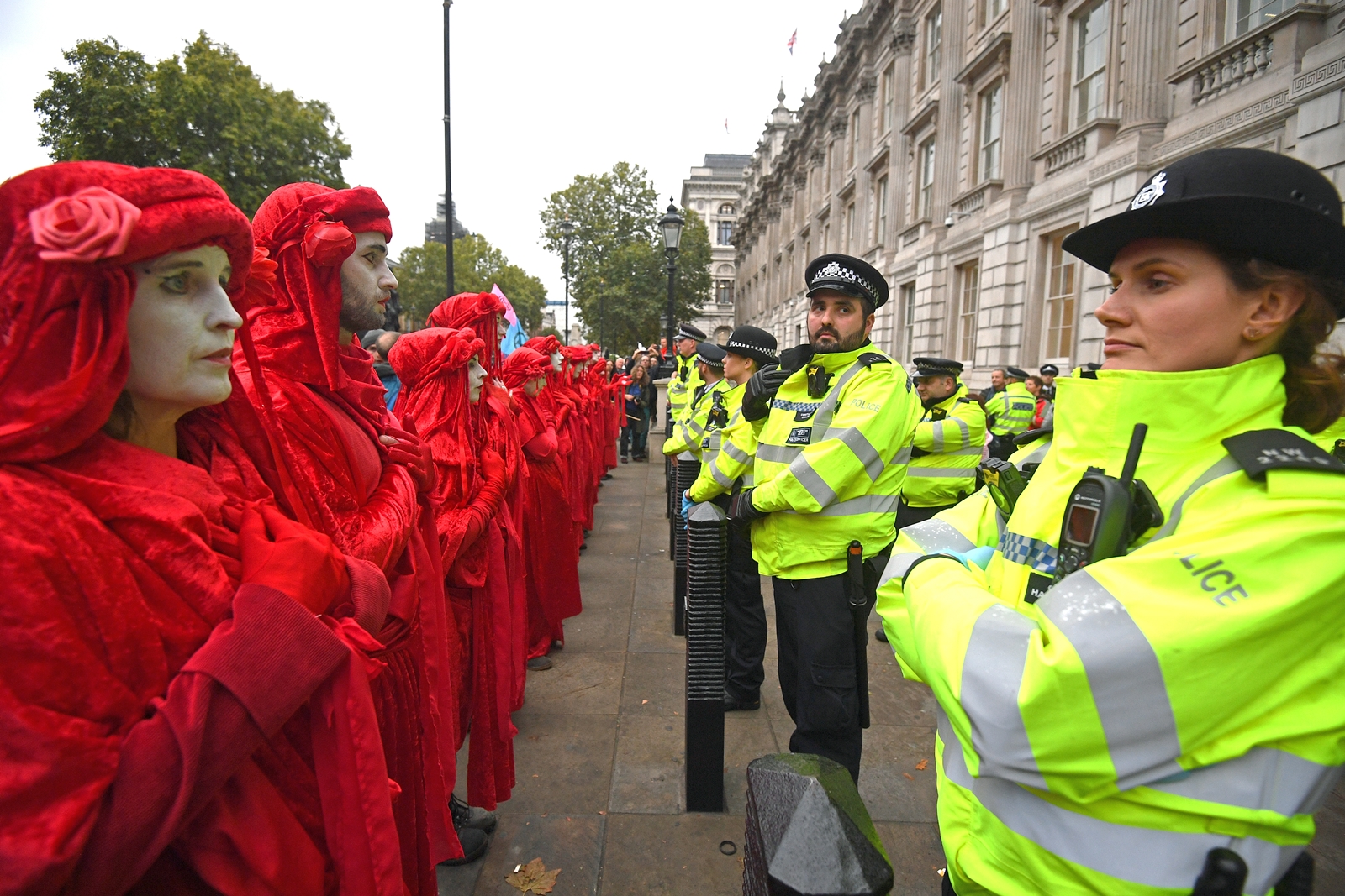 Reuters-ผู้ชุมนุมกลุ่ม Extinction Rebellion เครือข่ายสิ่งแวดล้อม รวมตัวเรียกร้องการแก้ปัญหาสภาพภูมิอากาศเปลี่ยนแปลงและภาวะโลกร้อนหน้าอาคารเวสต์มินสเตอร์ กรุงลอนดอน UK.JPG