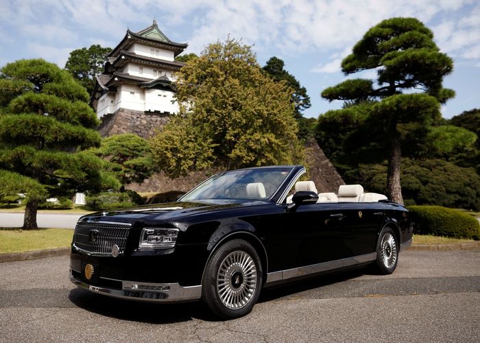 ญี่ปุ่นรอชมขบวนเสด็จ 'จักรพรรดินะรุฮิโตะ' ประทับรถยนต์พระที่นั่ง 'โตโยต้า เซนจูรี'