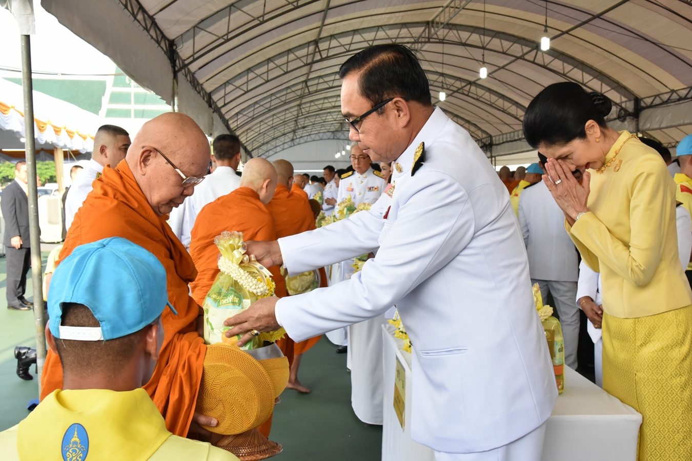 ประยุทธ์ใส่บาตร.jpg