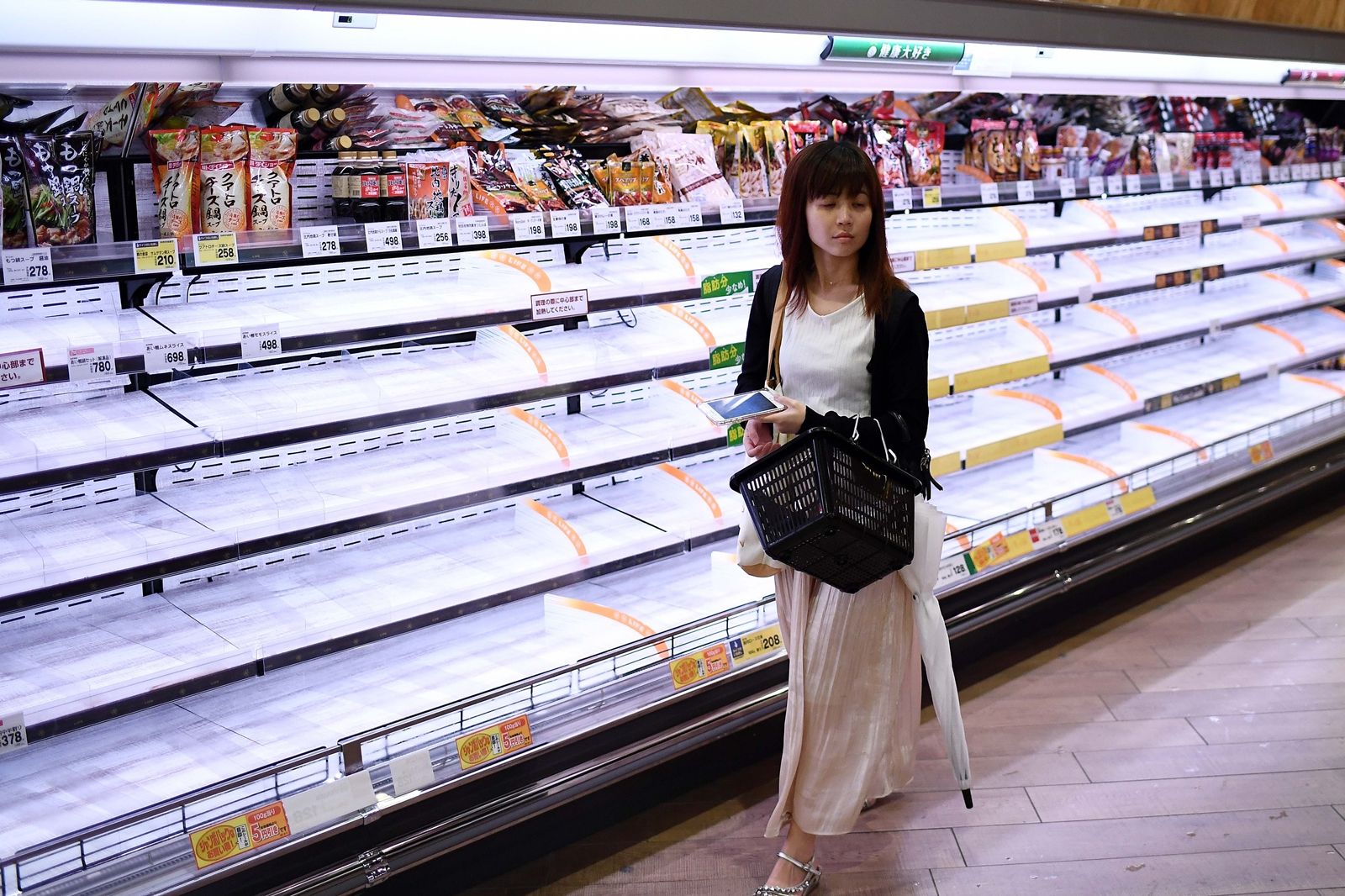 AFP-คนญี่ปุ่นกักตุนสินค้าก่อนพายุไต้ฝุ่นฮากิบิสซัดขึ้นฝั่งจนเชลฟ์วางของในห้างสรรพสินค้าโล่ง.jpg
