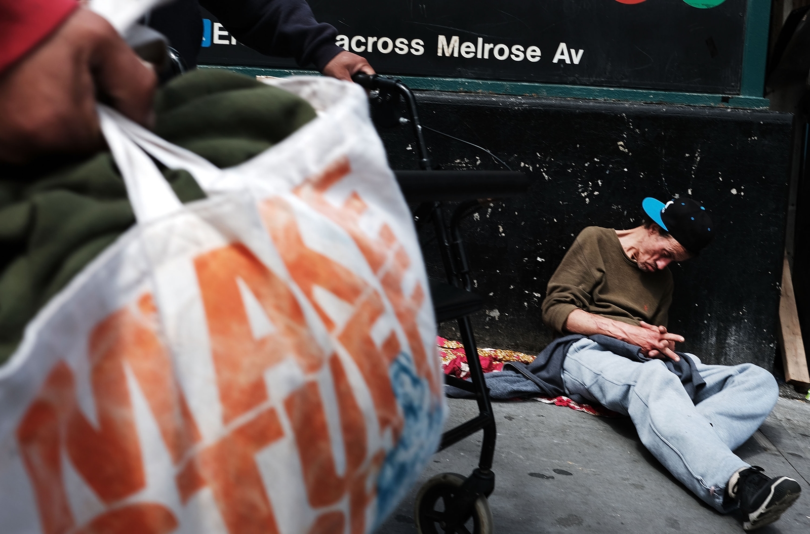 AFP-คนอเมริกันไร้บ้านในย่าน South Bronx เซาท์บรองซ์ นิวยอร์ก-ย่านเสื่อมโทรมที่เป็นฉากหลังของหนังโจ๊กเกอร์.jpg