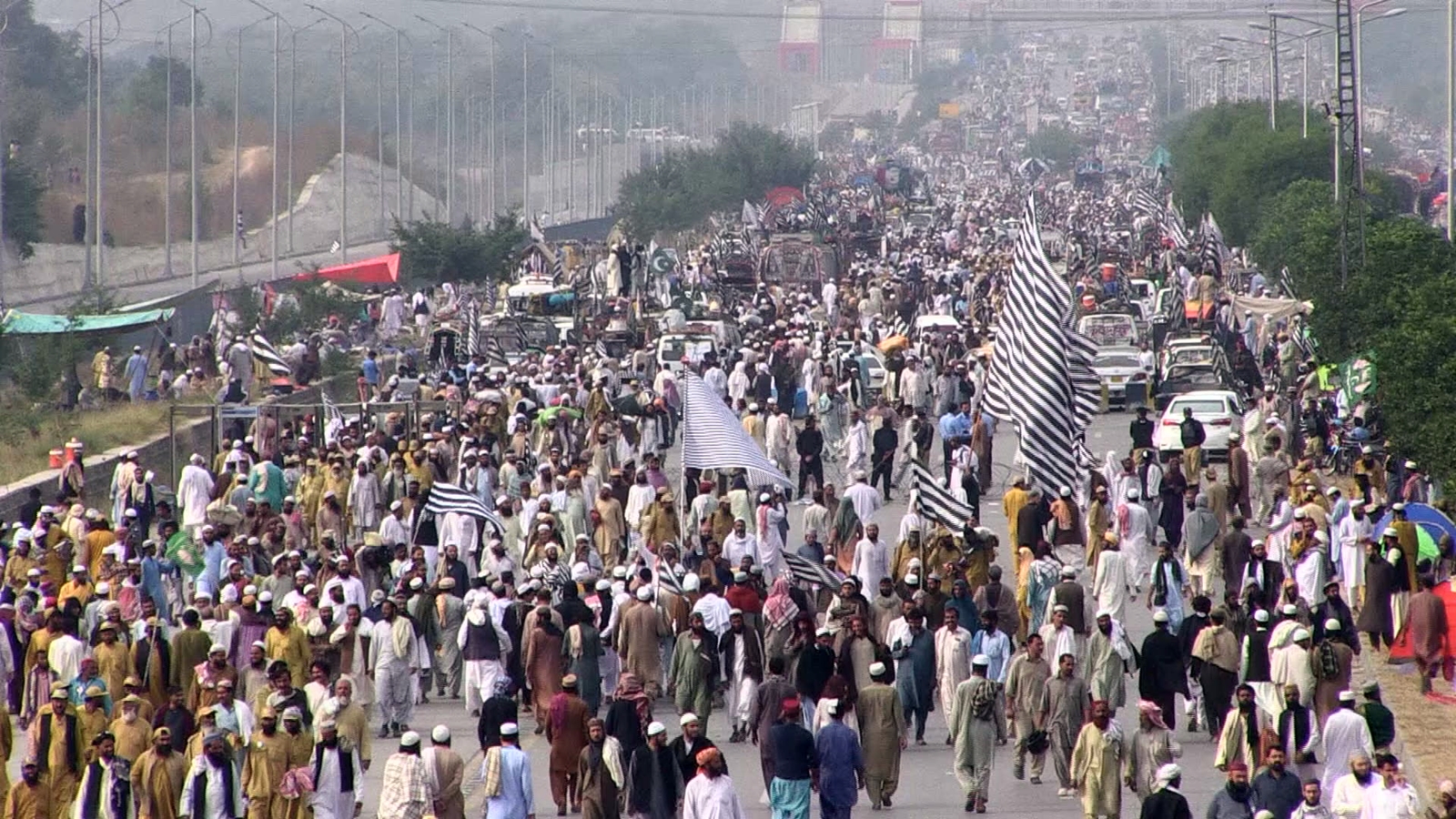 AFP-ผู้ประท้วงรัฐบาลปากีสถานเดินขบวนเพื่อเสรีภาพ Azadi March-3.jpg