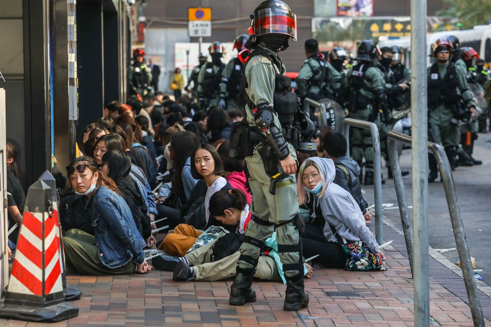 AFP-18112019 ตำรวจจับผู้ประท้วงฮ่องกงหลังบุกโปลิเทคนิค.jpg