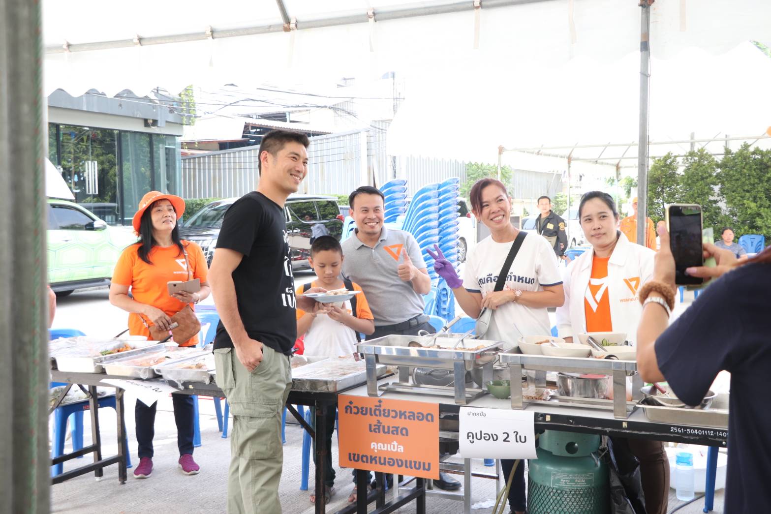 ธนาธรร่วมเปิดศูนย์ฯ อนาคตใหม่ฝั่งธนบุรี